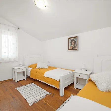 Laura In For 8 Persons Only 1.5 Km From The Villa