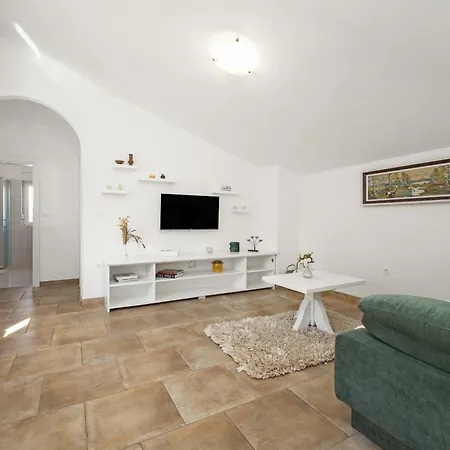 Villa Laura In For 8 Persons Only 1.5 Km From The *