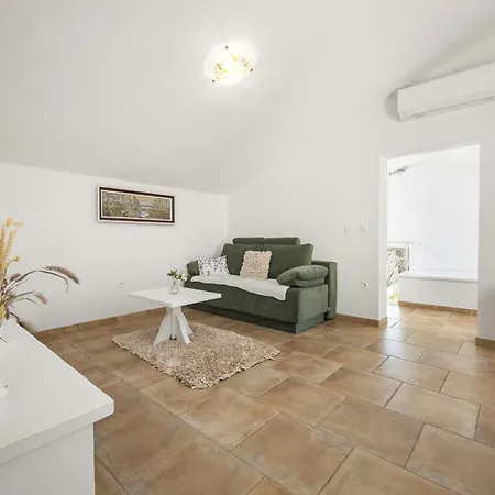 Villa Laura In For 8 Persons Only 1.5 Km From The Medulin