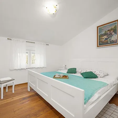 Laura In For 8 Persons Only 1.5 Km From The Villa