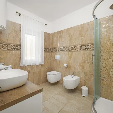 Laura In For 8 Persons Only 1.5 Km From The Villa *