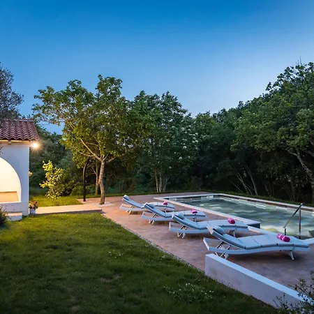 Laura In For 8 Persons Only 1.5 Km From The Villa *