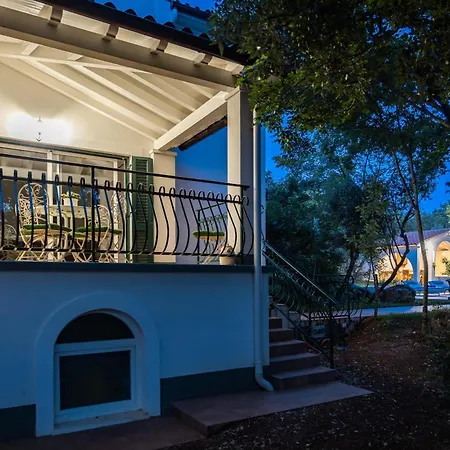 Villa Laura In For 8 Persons Only 1.5 Km From The *